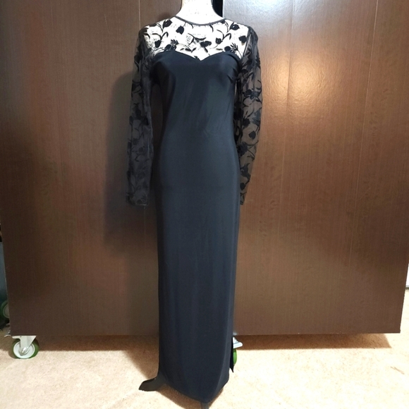 Vintage Gothic Style Black Gown w/Round Collar - Picture 2 of 16